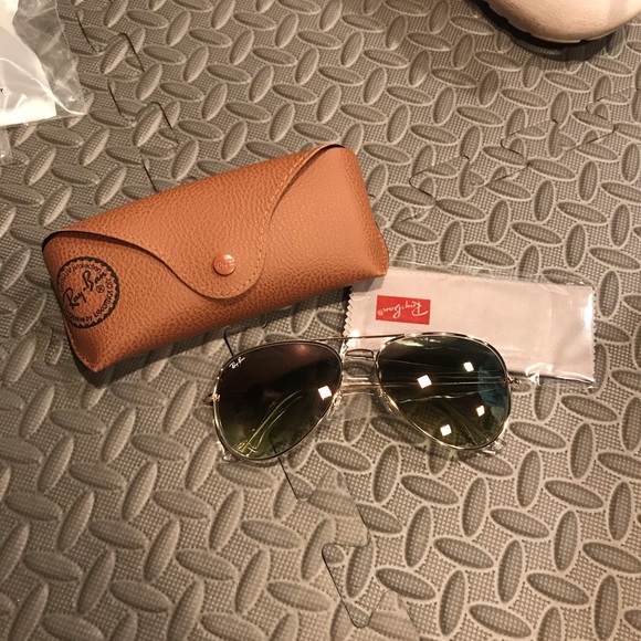 Ray-Ban Accessories - Large aviator rayban sunglasses rb3026